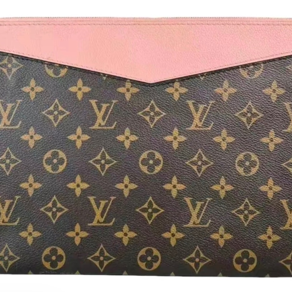 P re-owned Louis Vuitton Leather Clutches & Wristlets Monogram Canvas Clutch